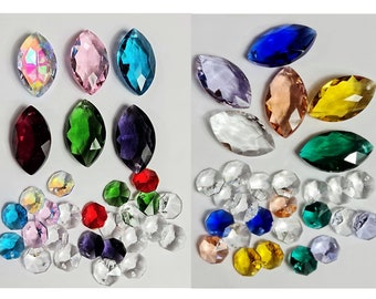 Puede incluir: Surtido de colgantes de cristal en forma de lágrima en varios colores, incluyendo transparente, rojo, verde, azul, morado, rosa, dorado e iridiscente. También se incluyen cuentas de cristal más pequeñas en varios colores y formas.
