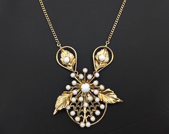 Vintage White Milk Glass & Gold Tone Pendant Necklace - 17"
