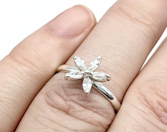 Dainty Vintage terling Silver & CZ Flower Ring - Size 7