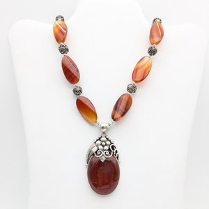 Vintage Merav Sterling Silver & Banded Carrnelian Pendant Necklace -