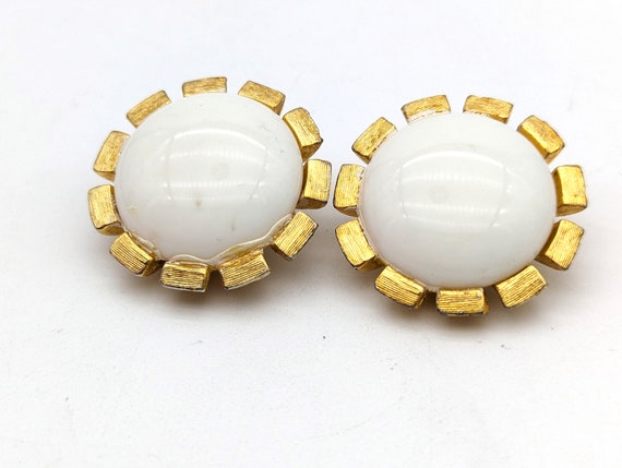 1960s White Lucite and Brushed Gold Tone Floral C… - image 3
