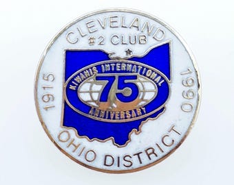 75-årsjubileum Cleveland Ohio Lions Club 1915-1990 Blå och vit emaljnål