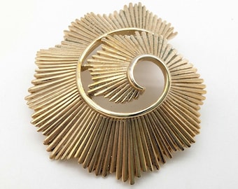 Vintage Crown Trifari Gold Tone Abstract Swirl Circle Brooch