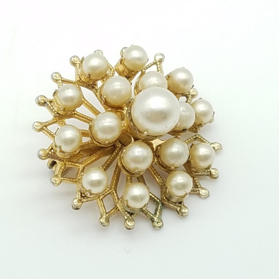 Vintage Coro Faux Pearl Circle Brooch with Gold T… - image 3