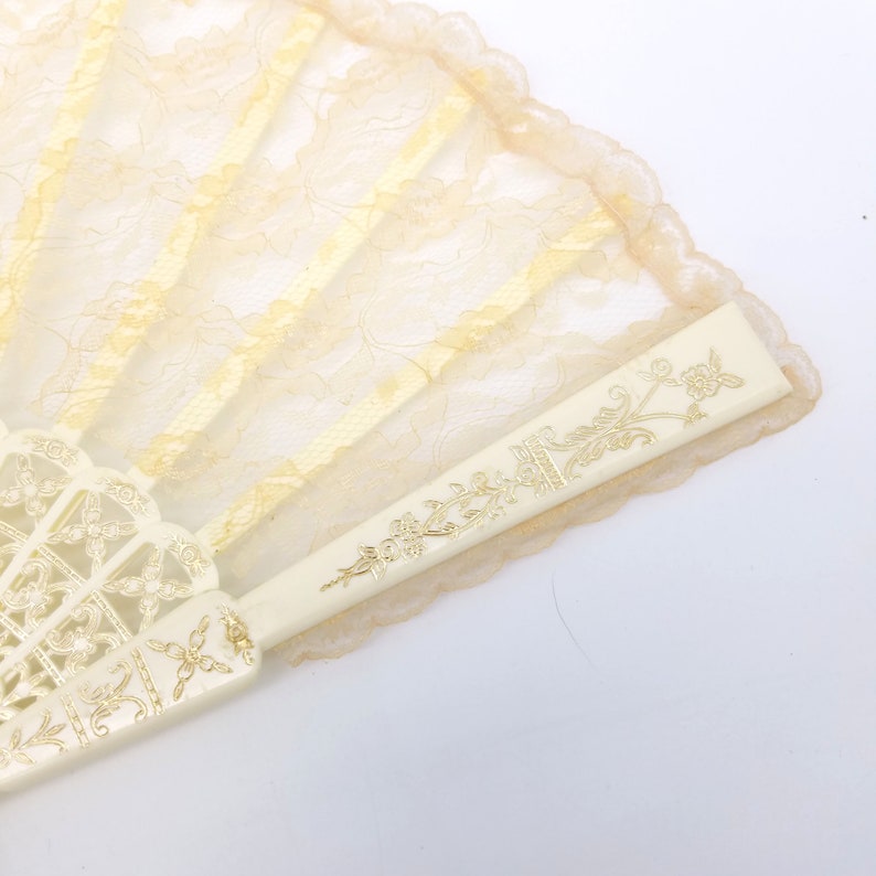 9.25 1950/'s Beige Lace Fan With Gold Accents