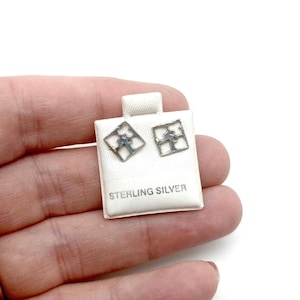 Orecchini a bottone in argento sterling con semi di carte