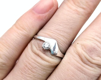 10K White Gold & Cubic Zirconia Ring - Size 7.5