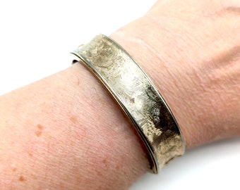 Vintage Sarah Coventry Brushed Gold Tone Swirl Hinged Bangle Bracelet With Safety Chain
