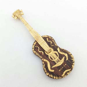 Broche de guitarra de madera vintage pintado a mano