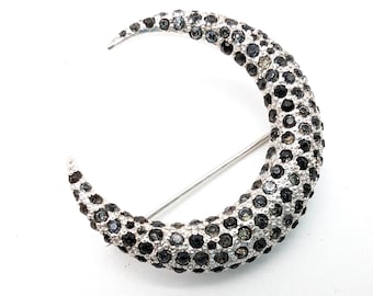 Broche de luna creciente JOMAZ: Pin con diamantes de imitación negros y baño de plata