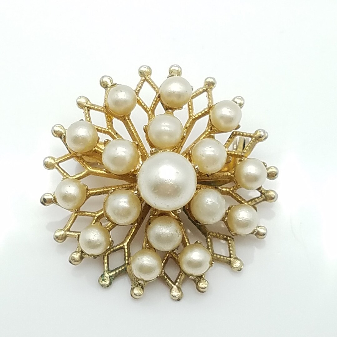 Broche Ronde Métal Doré Avec Perles Et Femme Nue - Bijou Vintage Occasion, état Correct