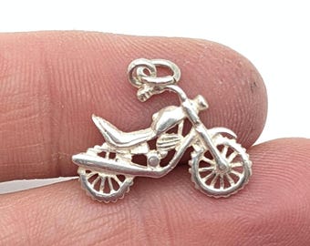 Colgante o charm de plata de ley con forma de motocicleta/chopper: ¡Conduce con estilo!