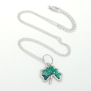Colar com pingente de trevo vintage em esmalte verde e tom prateado antigo - 18-20&quot;, ajustável