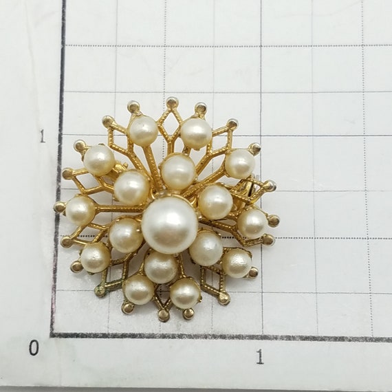 Vintage Coro Faux Pearl Circle Brooch with Gold T… - image 9