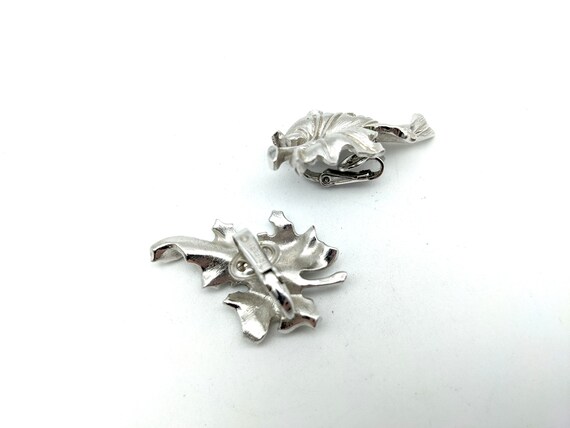 Vintage Crown Trifari Silvertone Leaf Clip-On Ear… - image 3