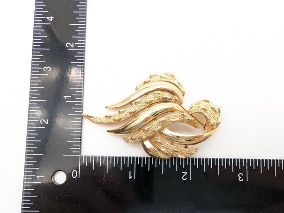 Vintage Crown Trifari Gold Swirl Abstract Brooch - image 10