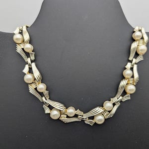 Collier ras de cou signé Lisner ton or pâle et maillons de fausses perles, 12,5 - 15 po. réglable