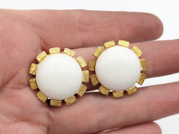 1960s White Lucite and Brushed Gold Tone Floral C… - image 1