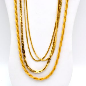 Long collier multirangs plaqué or Coro Vendôme des années 1960