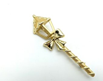 Vintage Candle-Lit Street Lamp Christmas Brooch