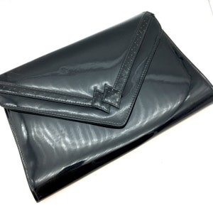 Cartera de mano vintage de vinilo y charol de los años 60 con sobre