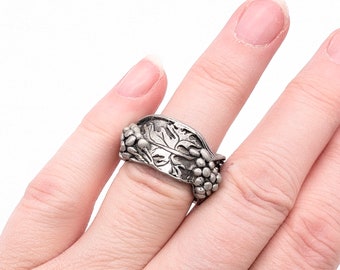 1996 Blue Mist Pewter Grapes & Leaves Ring - Size 8.25