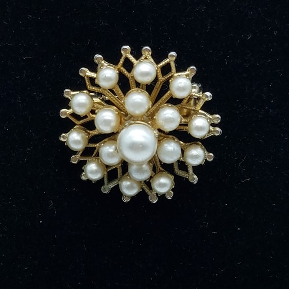 Vintage Coro Faux Pearl Circle Brooch with Gold T… - image 2