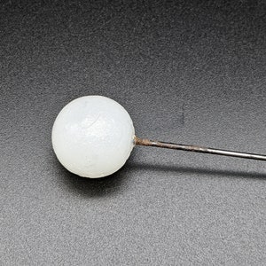 Antieke gematteerde witte glazen bal hoedspeld - 8,75"