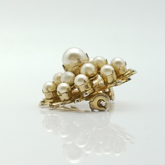 Vintage Coro Faux Pearl Circle Brooch with Gold T… - image 5