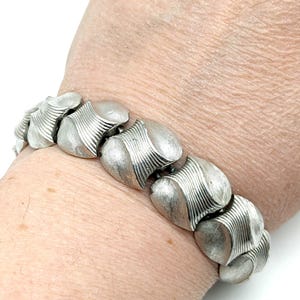 Pulsera de eslabones en espiral con corona Trifari en tono plateado cepillado vintage - 7,25&quot;