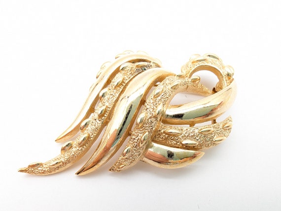 Vintage Crown Trifari Gold Swirl Abstract Brooch - image 1