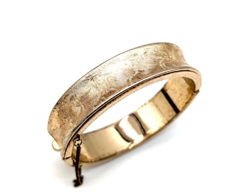 Vintage Sarah Coventry Brushed Gold Tone Swirl Hinged Bangle Bracelet With Safety Chain