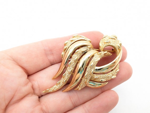Vintage Crown Trifari Gold Swirl Abstract Brooch - image 2