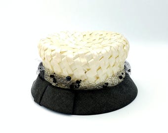 1950's Ivory Straw & Black Tulle Mesh Pillbox Hat - Size Medium