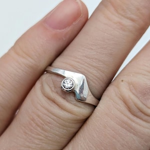 Anillo vintage de oro blanco de 10 quilates y circonita cúbica, talla 7,5