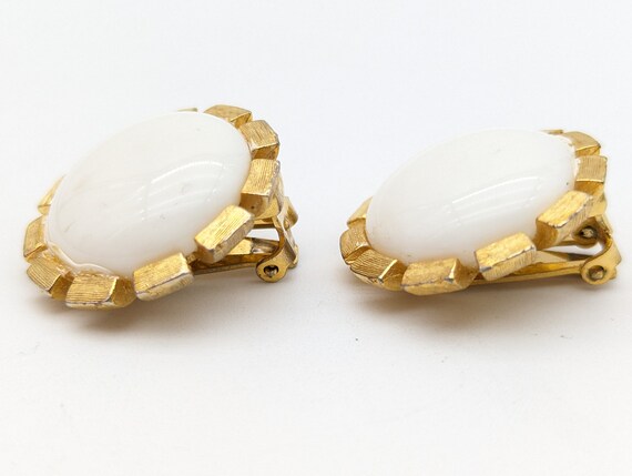 1960s White Lucite and Brushed Gold Tone Floral C… - image 4