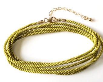 Collier minimaliste en cordon de soie vert : argent sterling, plaqué or 14 carats, fabriqué sur commande, fermoir mousqueton