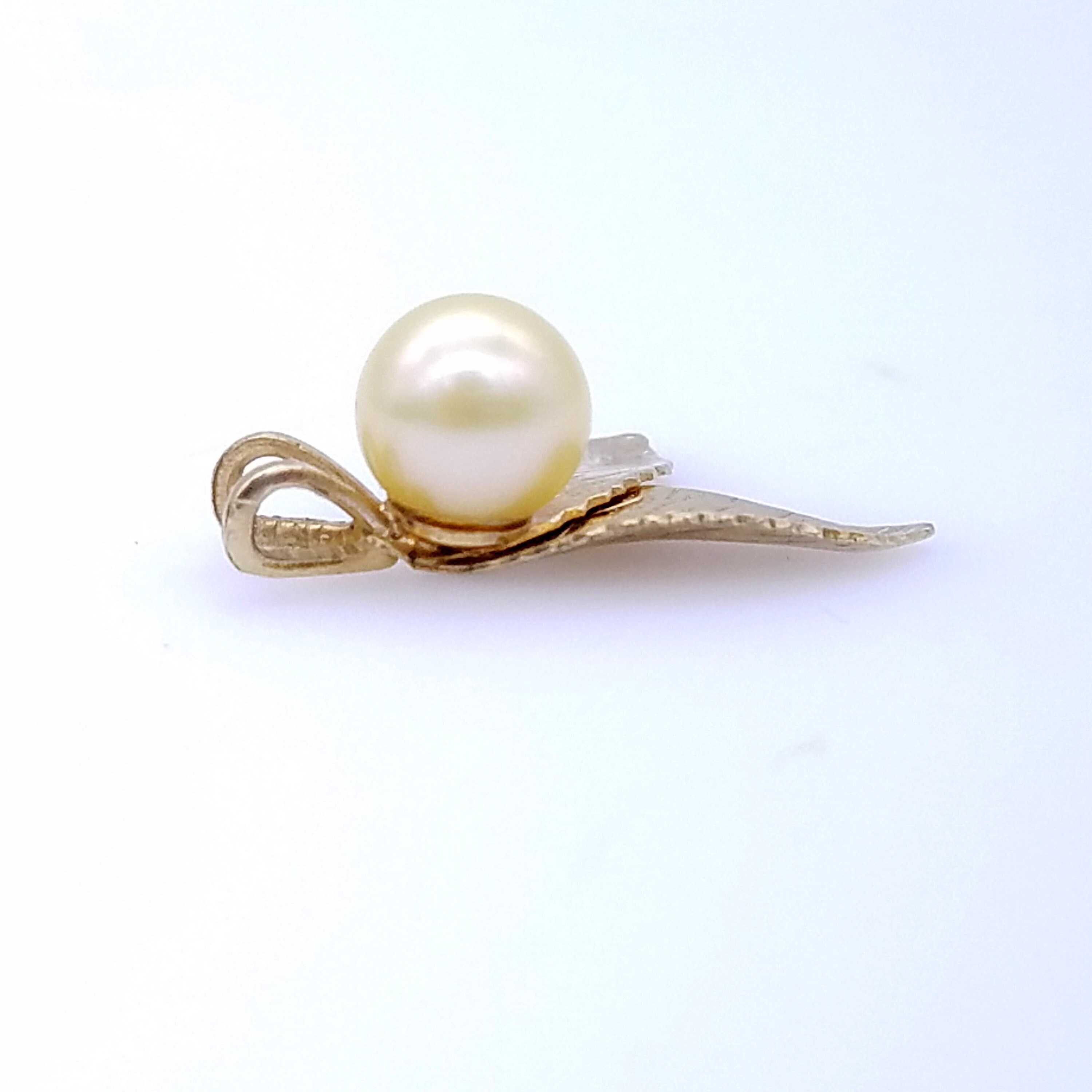 14K Gold & Cultured Pearl Leaf Pendant | Etsy