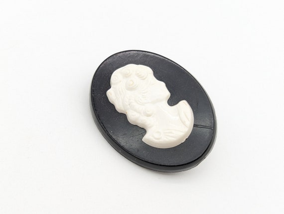 Vintage Black and White Resin Cameo Brooch - image 3
