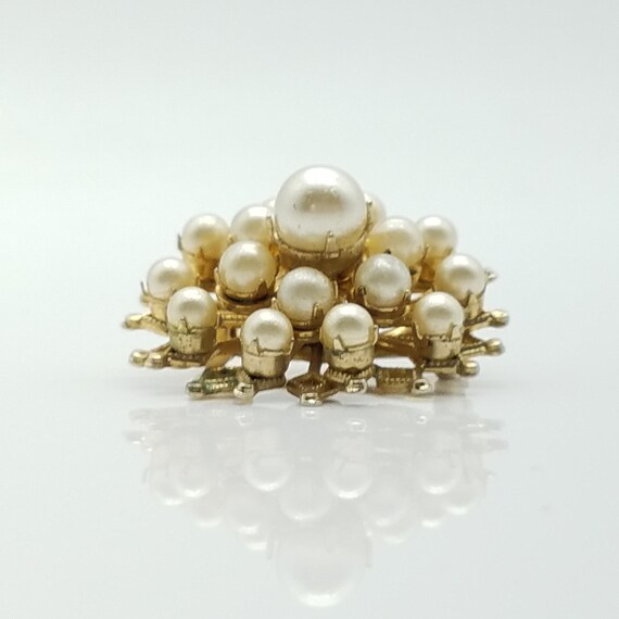 Vintage Coro Faux Pearl Circle Brooch with Gold T… - image 4