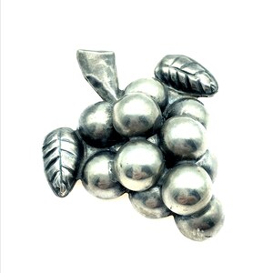 Delicado broche mexicano de plata esterlina con uvas y hojas