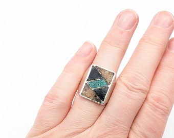 Heavy Vintage Navajo Crushed Turquoise & Onyx Inlay Ring Signed Prince Trading Co. - Size 8.25