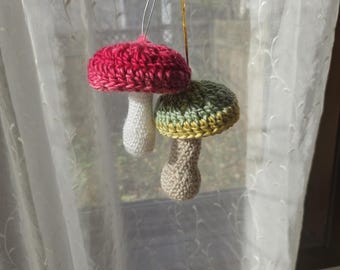 Adornos festivos de setas, crochet, juguetes hechos a mano