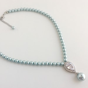 Jasnoniebieski naszyjnik z pereł, lodowato niebieska perła, cyrkonia sześcienna, biżuteria ślubna w tle, niebieski naszyjnik w kształcie łezki, niebieska biżuteria dla druhen