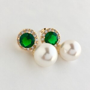 Puede incluir: Pendientes de oro con una piedra preciosa verde rodeada de piedras m&aacute;s peque&ntilde;as transparentes y una perla blanca que cuelga debajo.