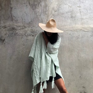 SW17/ Sweater Cape, poncho,everywhere, trip,spring,poncho boho,bohemian,gysp,tassel , surf girl