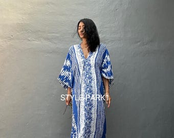 Puede incluir: Un vestido largo de estampado azul y blanco con cuello en V y mangas 3/4. El vestido tiene un estampado de serpiente y el texto "STYLEPARK1" es visible en la parte delantera.