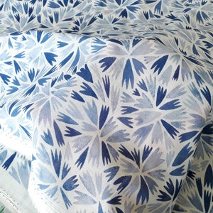 Blue Geometric Organic Cotton Batiste, Lightweight Fabric in blue and white, HELLY, semi sheer, summer fabric, blouse material, by the yard bild 3