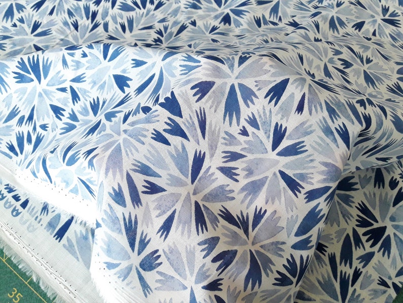 Blue Geometric Organic Cotton Batiste, Lightweight Fabric in blue and white, HELLY, semi sheer, summer fabric, blouse material, by the yard bild 3