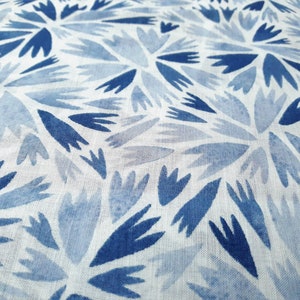 Blue Geometric Organic Cotton Batiste, Lightweight Fabric in blue and white, HELLY, semi sheer, summer fabric, blouse material, by the yard bild 5